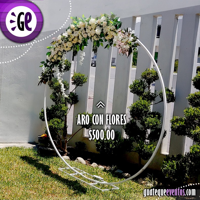 Aro decorativo con flores blancas